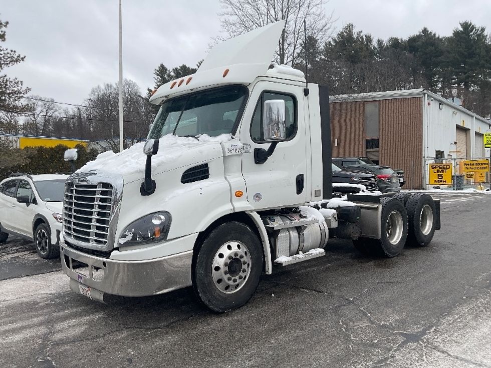 2020 Freightliner Cascadia 113" sleeper cab photo 3