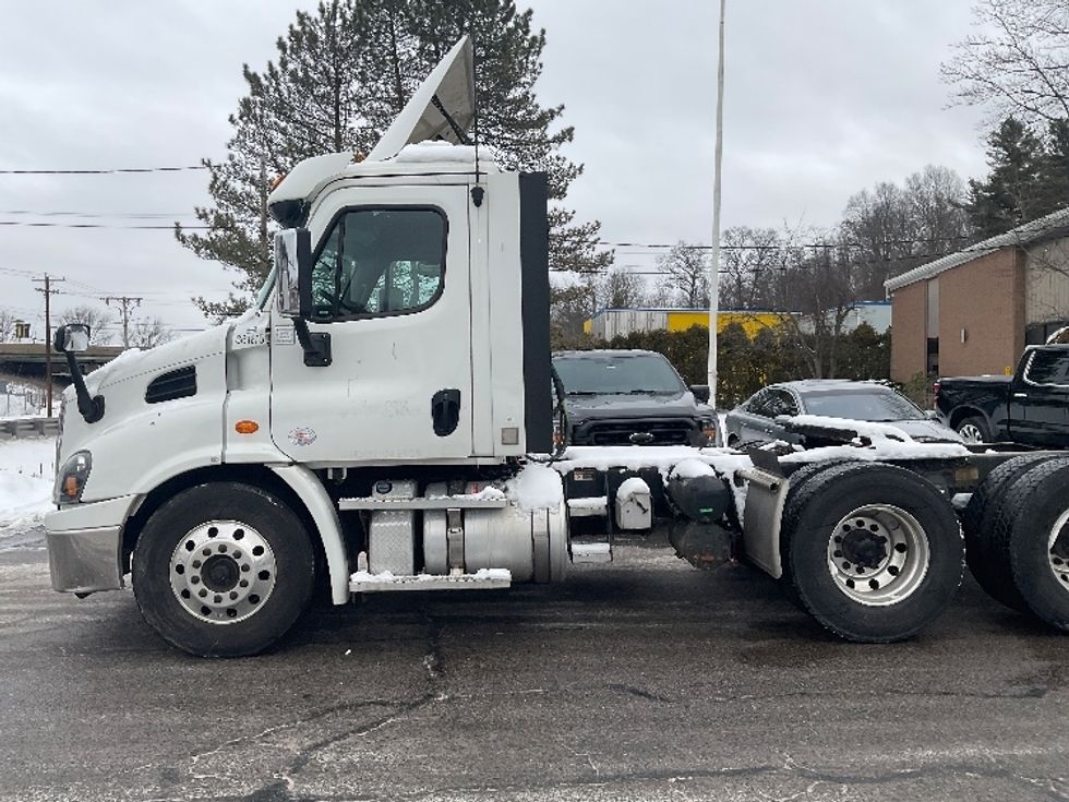 2020 Freightliner Cascadia 113" sleeper cab photo 4