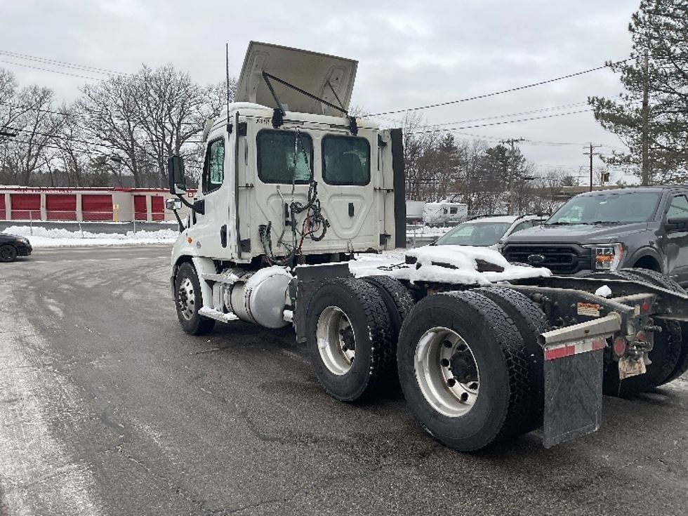 2020 Freightliner Cascadia 113" sleeper cab photo 5