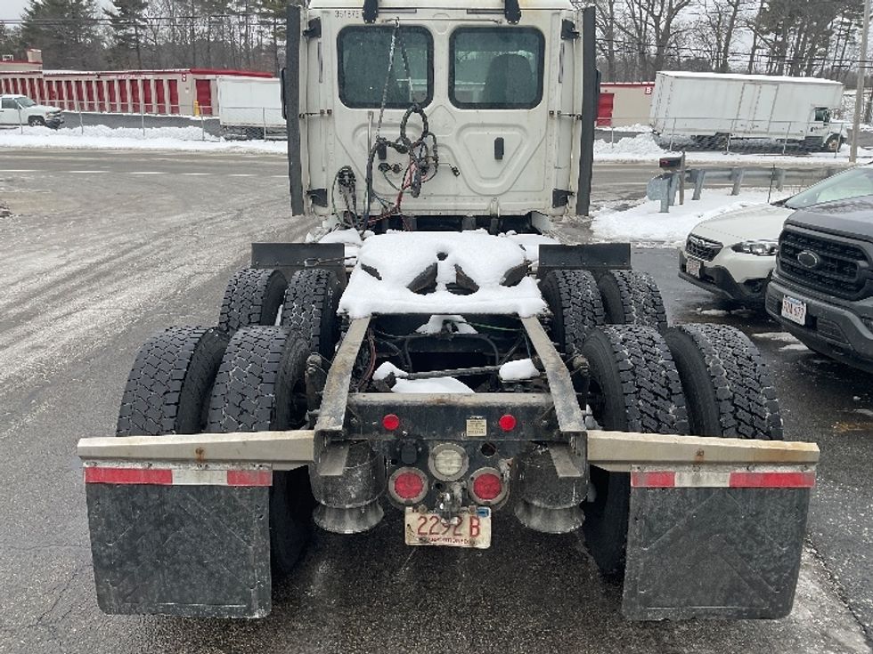 2020 Freightliner Cascadia 113" sleeper cab photo 6