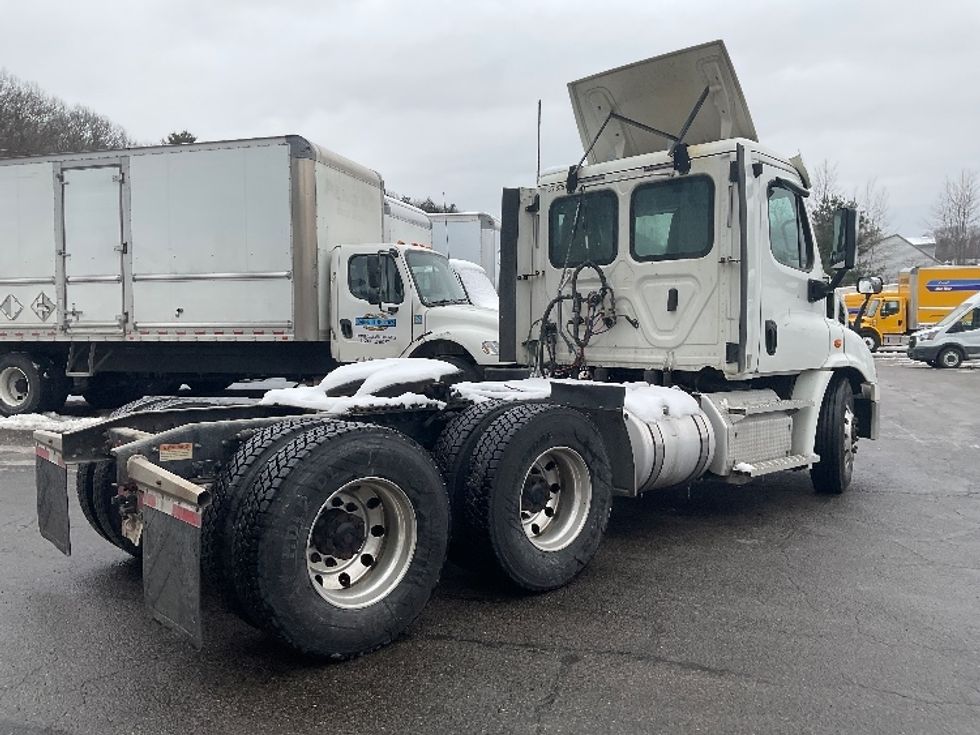 2020 Freightliner Cascadia 113" sleeper cab photo 7