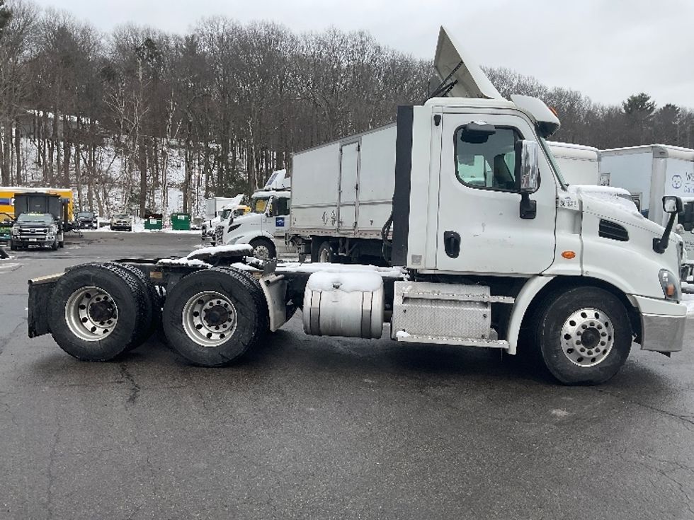 2020 Freightliner Cascadia 113" sleeper cab photo 8