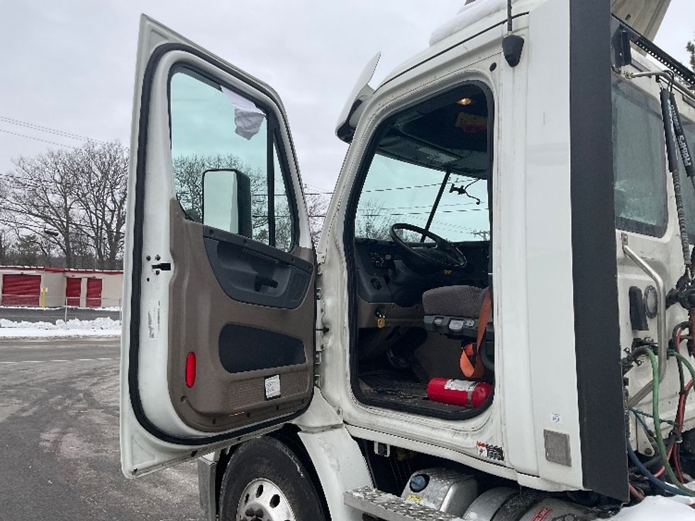 2020 Freightliner Cascadia 113" sleeper cab photo 9