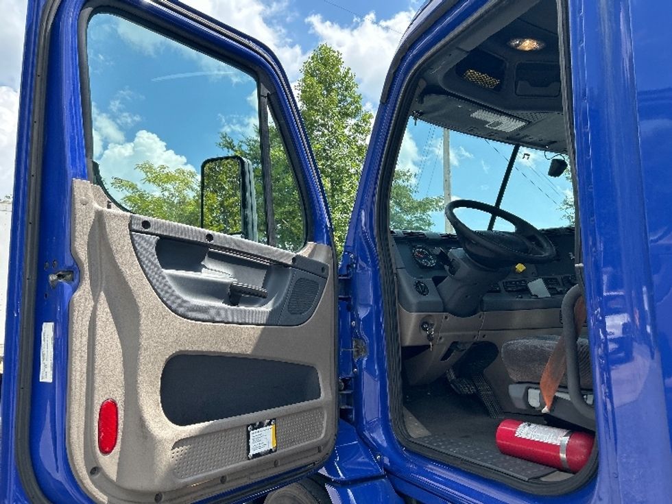 Day Cab Tractor-Heavy Duty Tractors-Freightliner-2020-Cascadia 11364ST-Blountville-TN-399,631\n\t\tmiles-$ 45,000 - Image 9