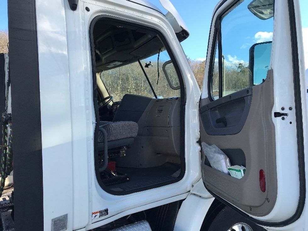 Day Cab Tractor-Heavy Duty Tractors-Freightliner-2020-Cascadia 11364ST-Chicopee-MA-212,771\n\t\tmiles-$ 53,000 - Image 12