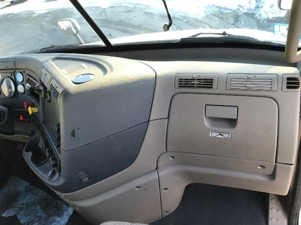 Day Cab Tractor-Heavy Duty Tractors-Freightliner-2020-Cascadia 11364ST-Chicopee-MA-212,771\n\t\tmiles-$ 53,000 - Image 13