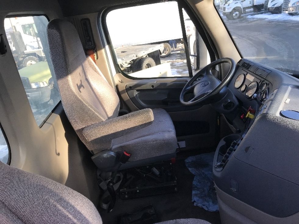 Day Cab Tractor-Heavy Duty Tractors-Freightliner-2020-Cascadia 11364ST-Chicopee-MA-212,771\n\t\tmiles-$ 53,000 - Image 14