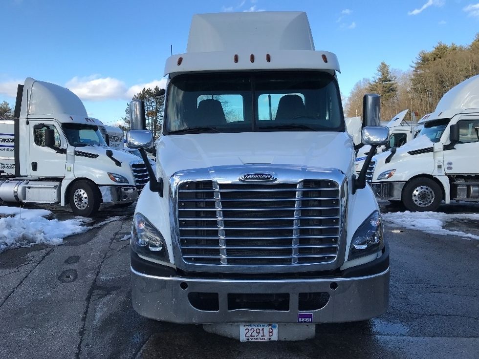 Day Cab Tractor-Heavy Duty Tractors-Freightliner-2020-Cascadia 11364ST-Chicopee-MA-212,771\n\t\tmiles-$ 53,000 - Image 2