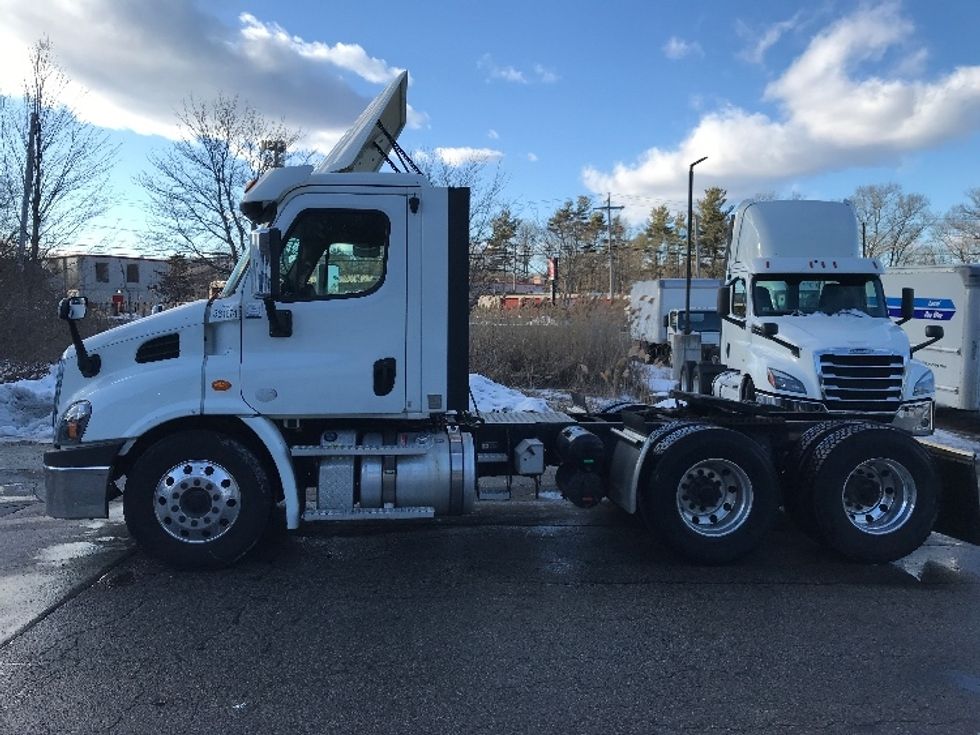 Day Cab Tractor-Heavy Duty Tractors-Freightliner-2020-Cascadia 11364ST-Chicopee-MA-212,771\n\t\tmiles-$ 53,000 - Image 4