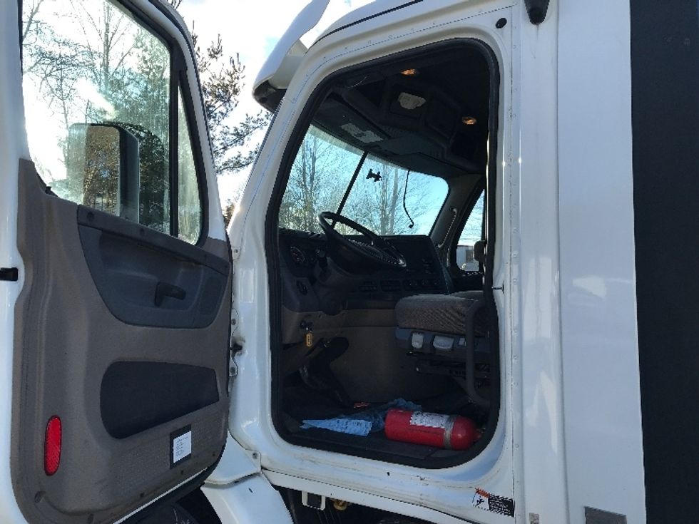 Day Cab Tractor-Heavy Duty Tractors-Freightliner-2020-Cascadia 11364ST-Chicopee-MA-212,771\n\t\tmiles-$ 53,000 - Image 9