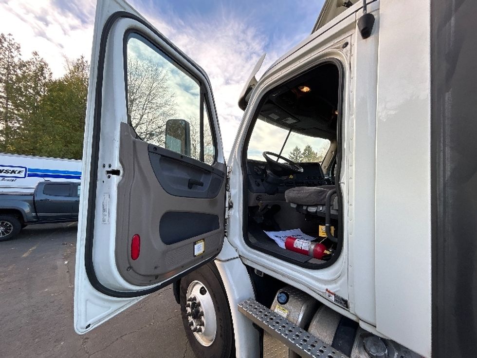 Day Cab Tractor-Heavy Duty Tractors-Freightliner-2020-Cascadia 11364ST-Clackamas-OR-257,259\n\t\tmiles-$ 47,500 - Image 9