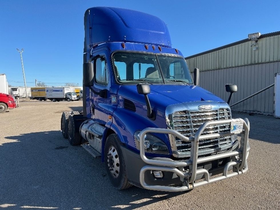 Day Cab Tractor-Heavy Duty Tractors-Freightliner-2020-Cascadia 11364ST-Elkhart-IN-327,433\n\t\tmiles-$ 46,500 - Image 1