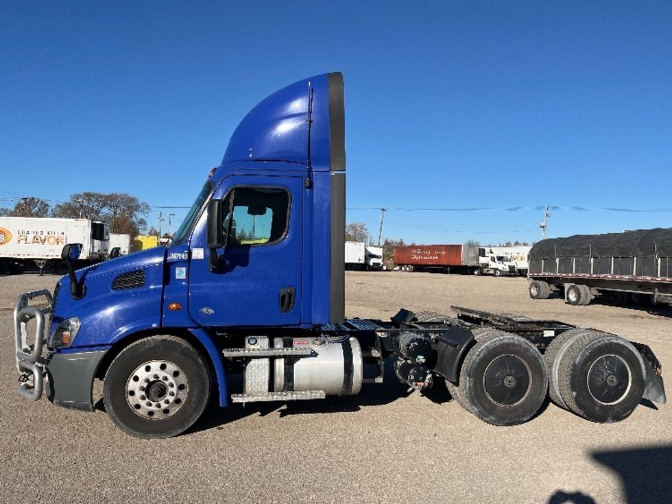 Day Cab Tractor-Heavy Duty Tractors-Freightliner-2020-Cascadia 11364ST-Elkhart-IN-327,433\n\t\tmiles-$ 46,500 - Image 4