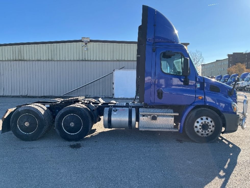 Day Cab Tractor-Heavy Duty Tractors-Freightliner-2020-Cascadia 11364ST-Elkhart-IN-327,433\n\t\tmiles-$ 46,500 - Image 8