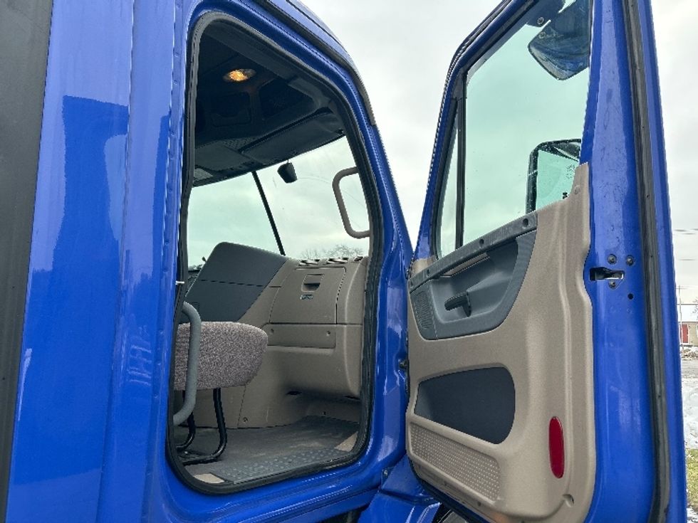 Day Cab Tractor-Heavy Duty Tractors-Freightliner-2020-Cascadia 11364ST-Elkhart-IN-389,287\n\t\tmiles-$ 43,250 - Image 12