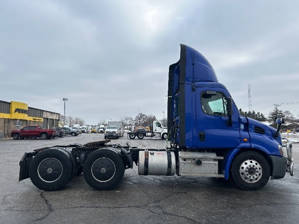 Day Cab Tractor-Heavy Duty Tractors-Freightliner-2020-Cascadia 11364ST-Elkhart-IN-389,287\n\t\tmiles-$ 43,250 - Image 8