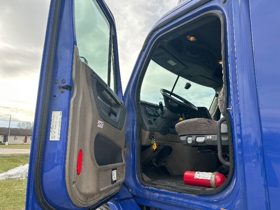 Day Cab Tractor-Heavy Duty Tractors-Freightliner-2020-Cascadia 11364ST-Elkhart-IN-404,909\n\t\tmiles-$ 42,500 - Image 9