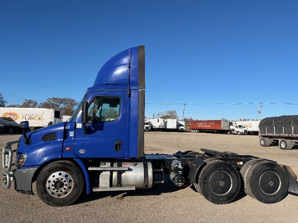 Day Cab Tractor-Heavy Duty Tractors-Freightliner-2020-Cascadia 11364ST-Elkhart-IN-424,654\n\t\tmiles-$ 41,250 - Image 4