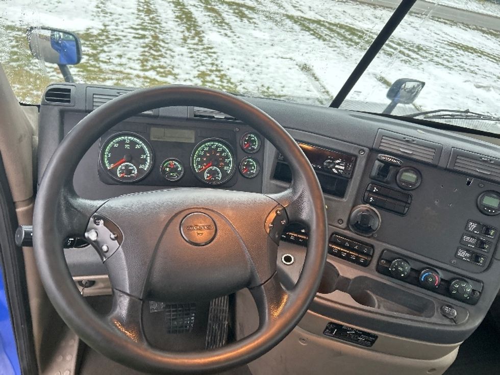 Day Cab Tractor-Heavy Duty Tractors-Freightliner-2020-Cascadia 11364ST-Elkhart-IN-433,714\n\t\tmiles-$ 40,250 - Image 11