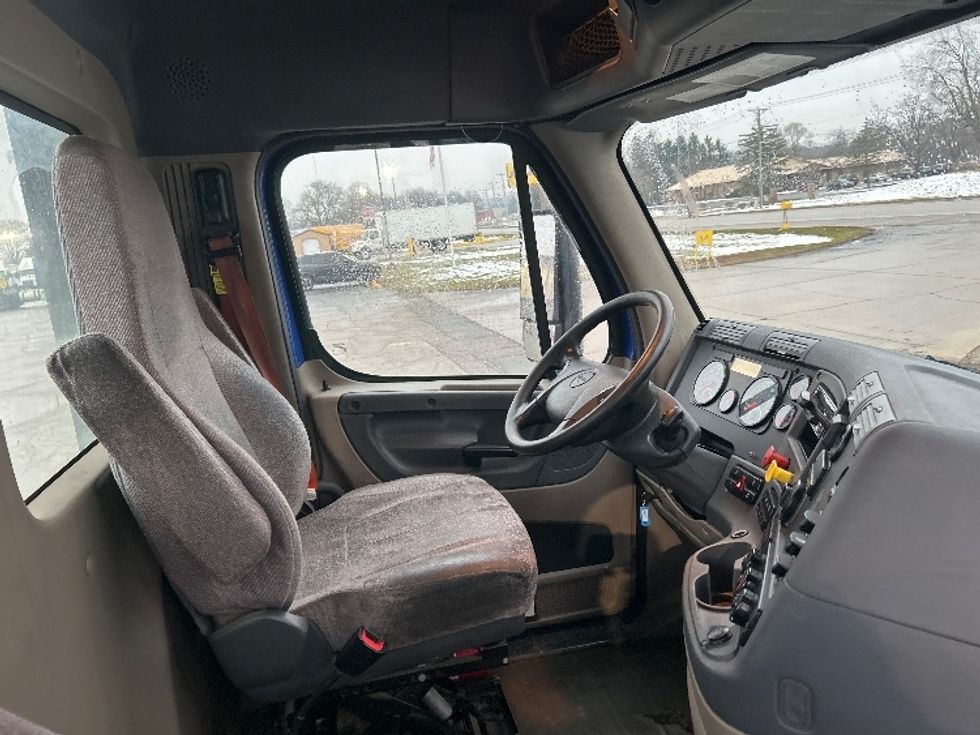 Day Cab Tractor-Heavy Duty Tractors-Freightliner-2020-Cascadia 11364ST-Elkhart-IN-433,714\n\t\tmiles-$ 40,250 - Image 14