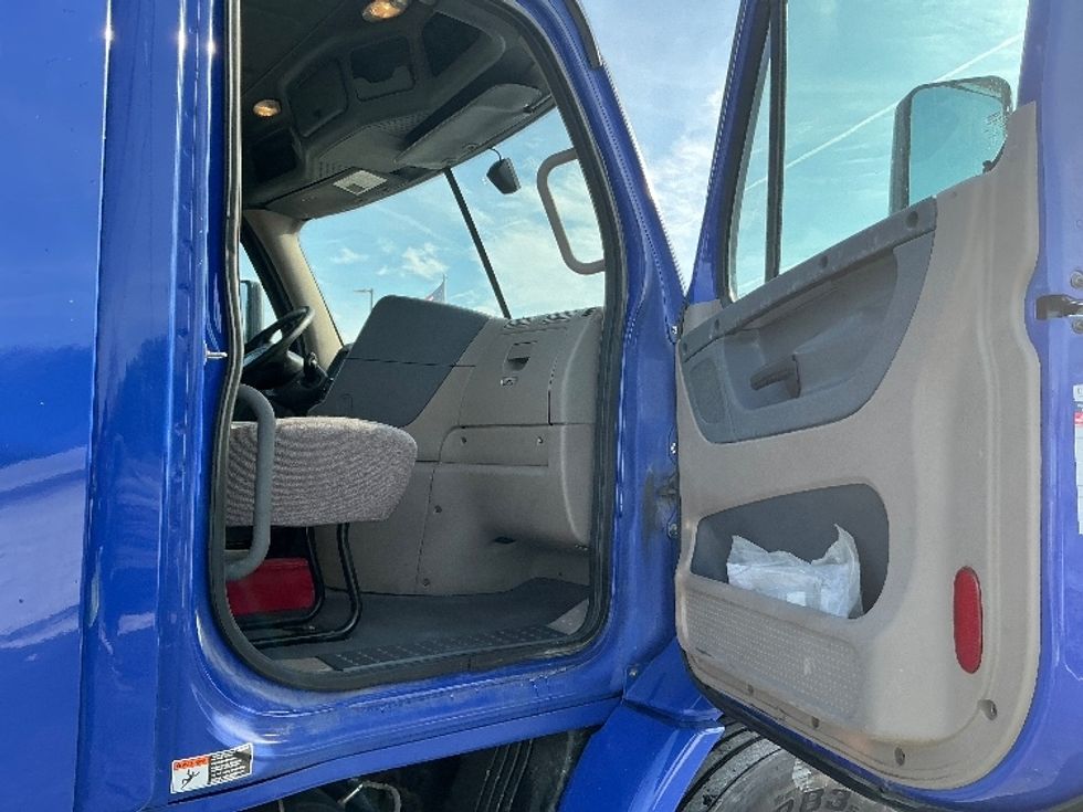 Day Cab Tractor-Heavy Duty Tractors-Freightliner-2020-Cascadia 11364ST-Elkhart-IN-450,747\n\t\tmiles-$ 39,250 - Image 12