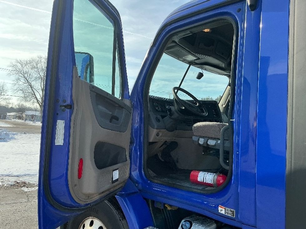 Day Cab Tractor-Heavy Duty Tractors-Freightliner-2020-Cascadia 11364ST-Elkhart-IN-450,747\n\t\tmiles-$ 39,250 - Image 9