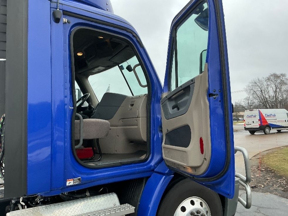 Day Cab Tractor-Heavy Duty Tractors-Freightliner-2020-Cascadia 11364ST-Elkhart-IN-462,703\n\t\tmiles-$ 38,750 - Image 12