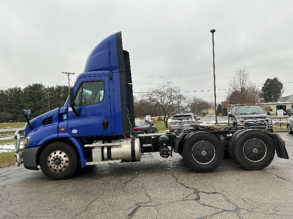 Day Cab Tractor-Heavy Duty Tractors-Freightliner-2020-Cascadia 11364ST-Elkhart-IN-462,703\n\t\tmiles-$ 38,750 - Image 4