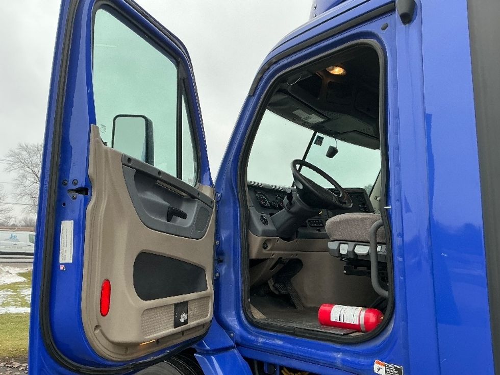 Day Cab Tractor-Heavy Duty Tractors-Freightliner-2020-Cascadia 11364ST-Elkhart-IN-462,703\n\t\tmiles-$ 38,750 - Image 9