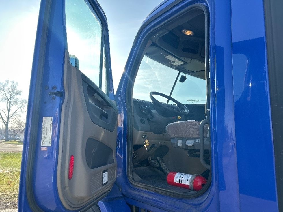 Day Cab Tractor-Heavy Duty Tractors-Freightliner-2020-Cascadia 11364ST-Elkhart-IN-463,791\n\t\tmiles-$ 38,000 - Image 9