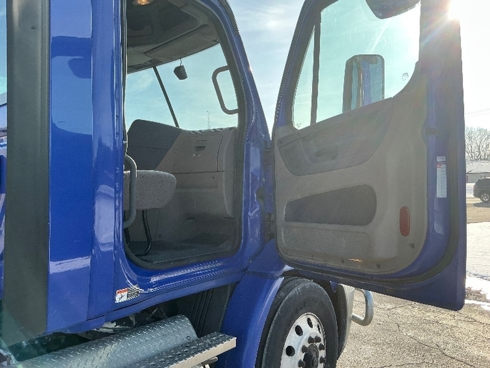 Day Cab Tractor-Heavy Duty Tractors-Freightliner-2020-Cascadia 11364ST-Elkhart-IN-467,936\n\t\tmiles-$ 38,500 - Image 12