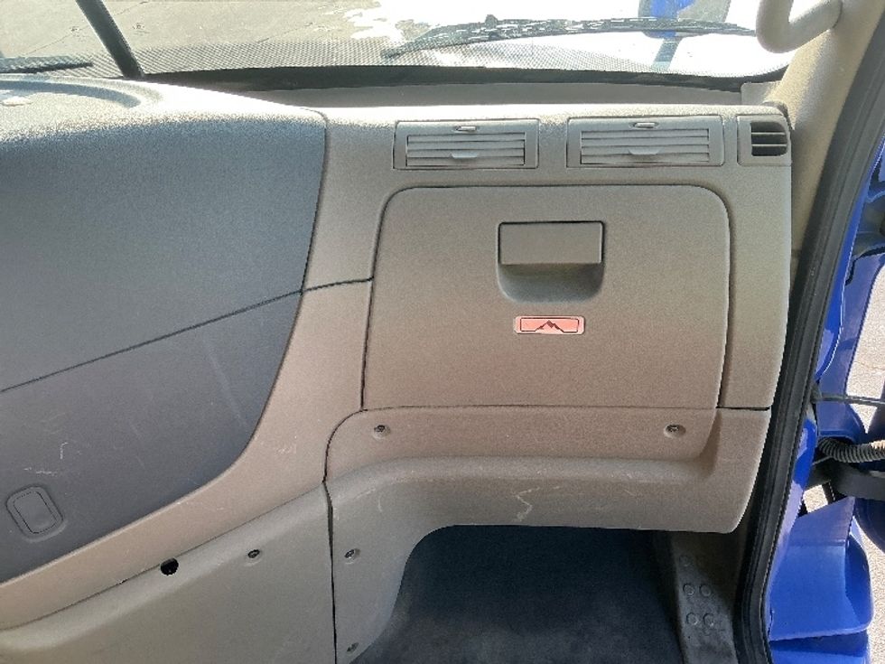 Day Cab Tractor-Heavy Duty Tractors-Freightliner-2020-Cascadia 11364ST-Elkhart-IN-467,936\n\t\tmiles-$ 38,500 - Image 13