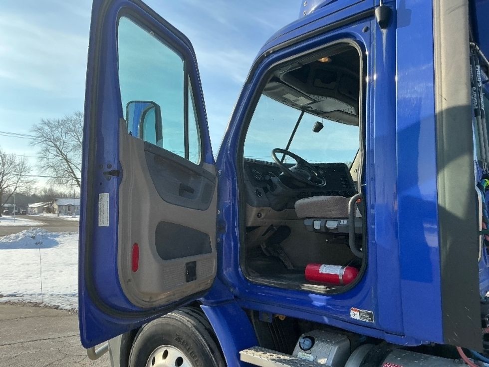 Day Cab Tractor-Heavy Duty Tractors-Freightliner-2020-Cascadia 11364ST-Elkhart-IN-468,252\n\t\tmiles-$ 34,250 - Image 9
