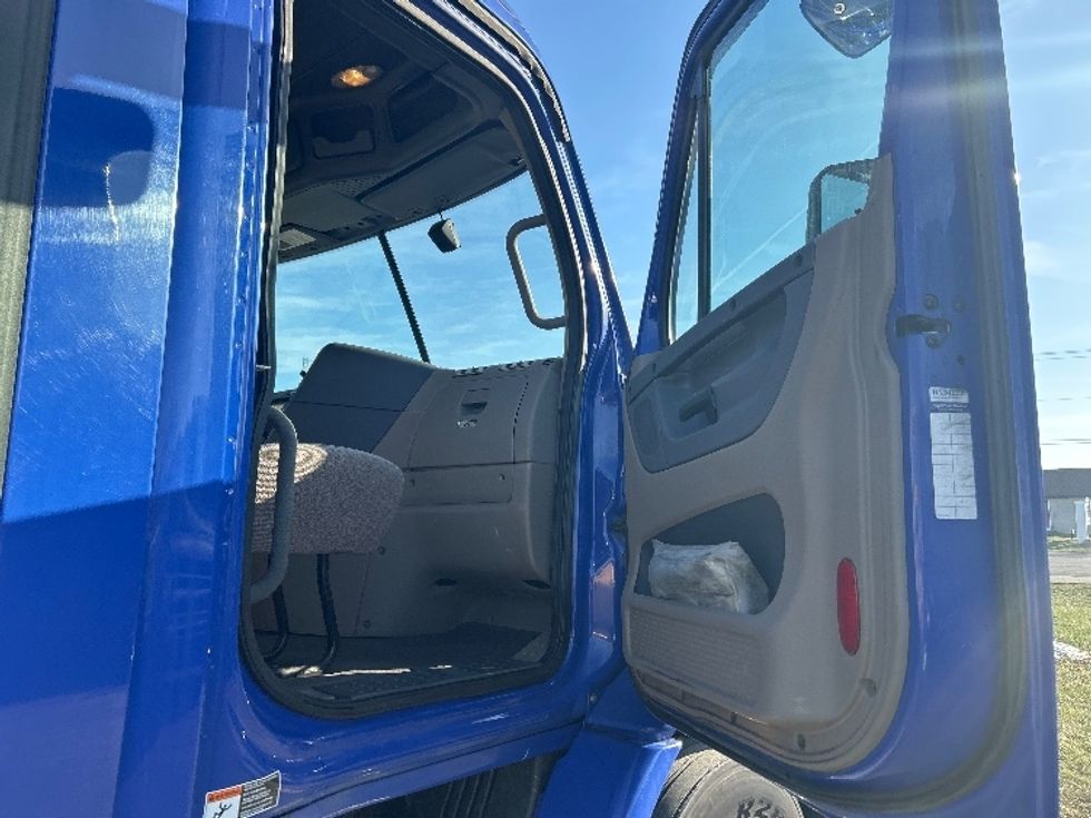 Day Cab Tractor-Heavy Duty Tractors-Freightliner-2020-Cascadia 11364ST-Elkhart-IN-472,066\n\t\tmiles-$ 37,250 - Image 12