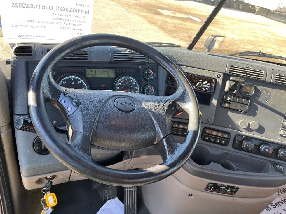 Day Cab Tractor-Heavy Duty Tractors-Freightliner-2020-Cascadia 11364ST-Elkhart-IN-474,338\n\t\tmiles-$ 37,000 - Image 11