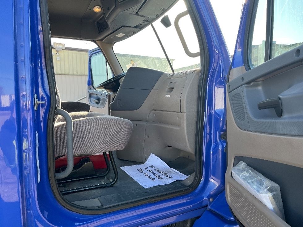 Day Cab Tractor-Heavy Duty Tractors-Freightliner-2020-Cascadia 11364ST-Elkhart-IN-474,338\n\t\tmiles-$ 37,000 - Image 12