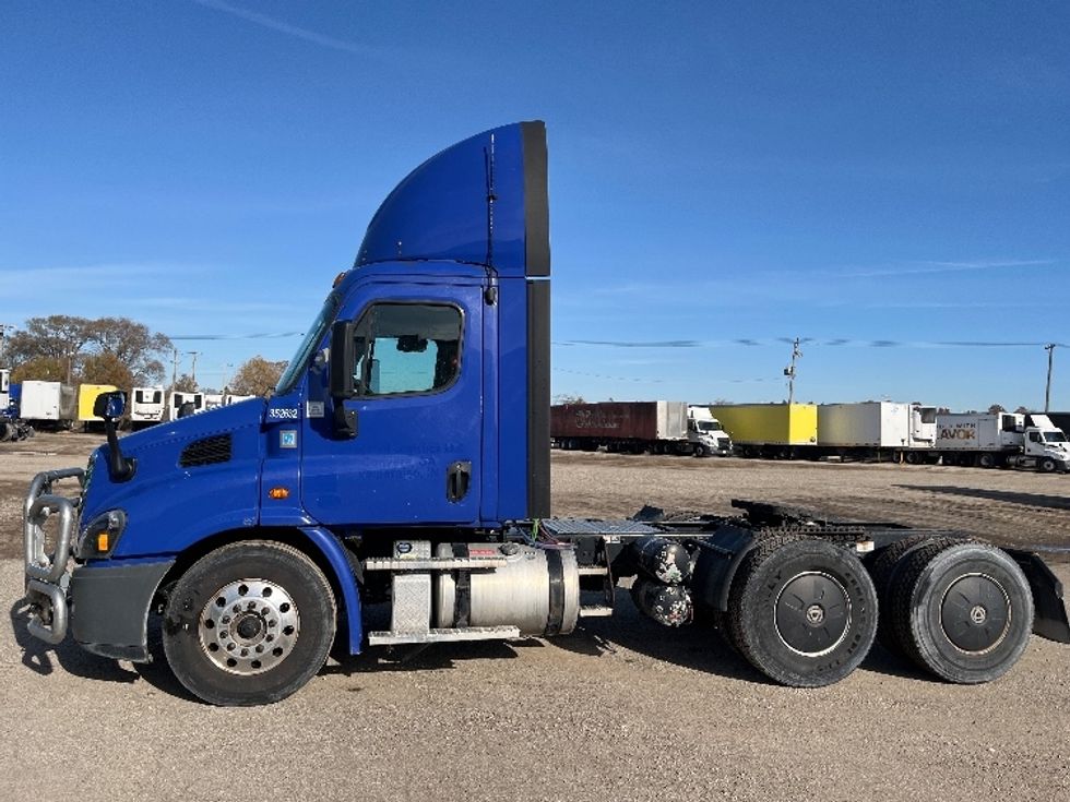 Day Cab Tractor-Heavy Duty Tractors-Freightliner-2020-Cascadia 11364ST-Elkhart-IN-477,123\n\t\tmiles-$ 36,750 - Image 4