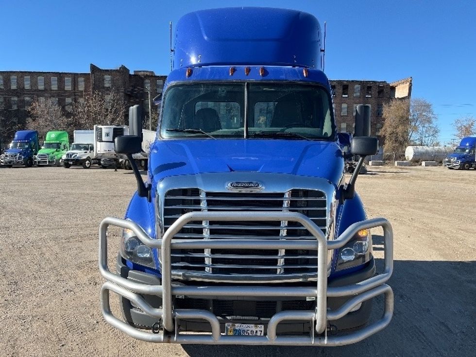 2020 Freightliner Cascadia 113" sleeper cab photo 2