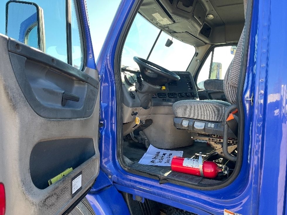 Day Cab Tractor-Heavy Duty Tractors-Freightliner-2020-Cascadia 11364ST-Elkhart-IN-498,091\n\t\tmiles-$ 35,000 - Image 9