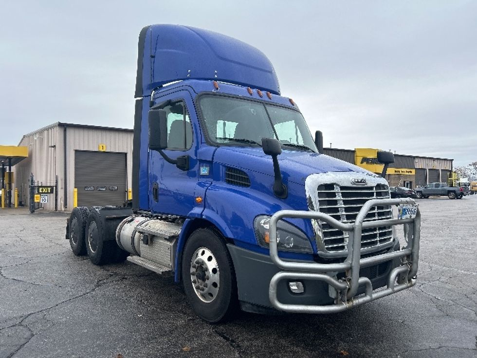 Day Cab Tractor-Heavy Duty Tractors-Freightliner-2020-Cascadia 11364ST-Elkhart-IN-527,100\n\t\tmiles-$ 32,500 - Image 1