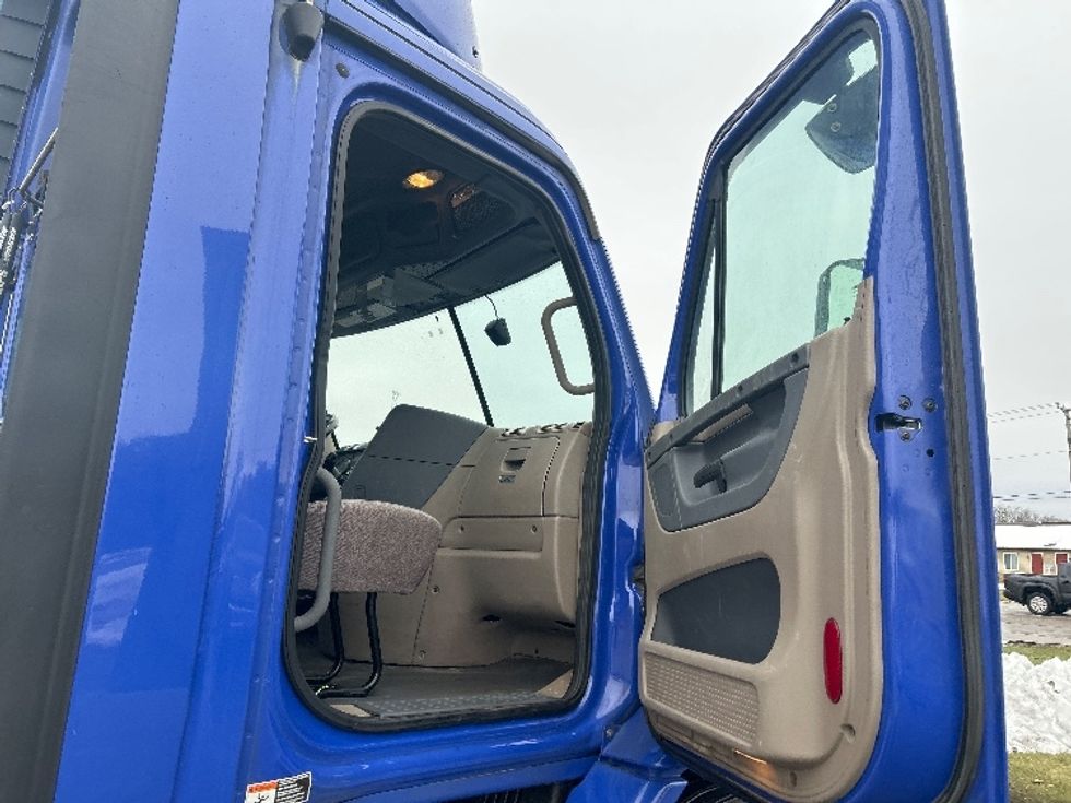 Day Cab Tractor-Heavy Duty Tractors-Freightliner-2020-Cascadia 11364ST-Elkhart-IN-527,100\n\t\tmiles-$ 32,500 - Image 12