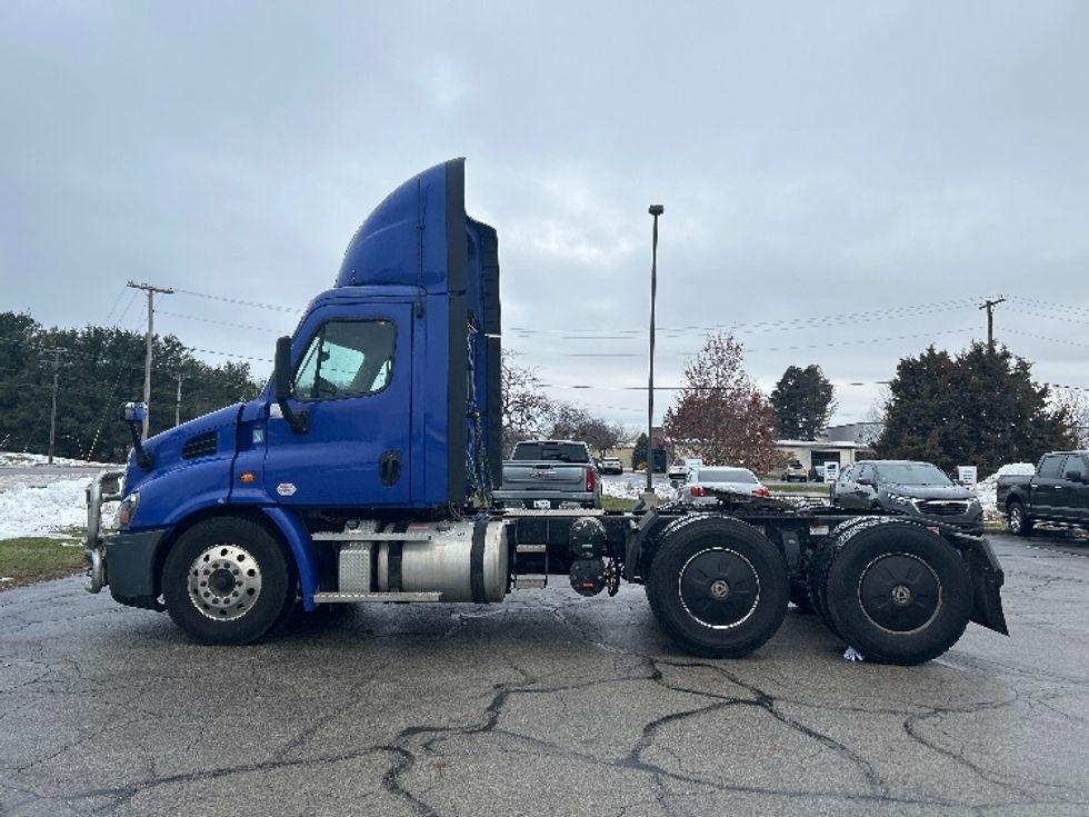 Day Cab Tractor-Heavy Duty Tractors-Freightliner-2020-Cascadia 11364ST-Elkhart-IN-527,100\n\t\tmiles-$ 32,500 - Image 4