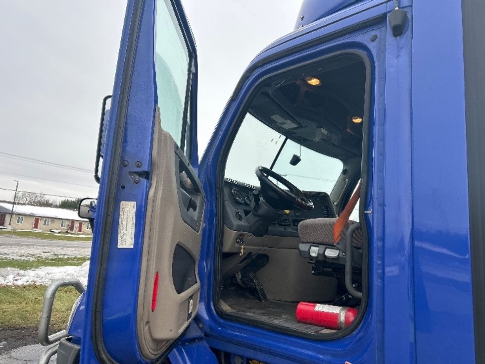 Day Cab Tractor-Heavy Duty Tractors-Freightliner-2020-Cascadia 11364ST-Elkhart-IN-527,100\n\t\tmiles-$ 32,500 - Image 9