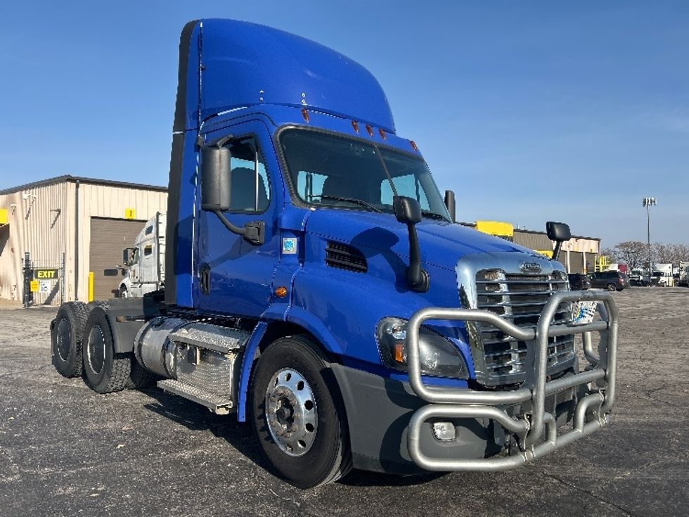 Day Cab Tractor-Heavy Duty Tractors-Freightliner-2020-Cascadia 11364ST-Elkhart-IN-532,372\n\t\tmiles-$ 32,250 - Image 1