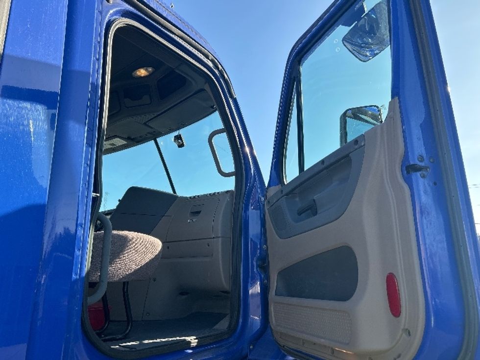 Day Cab Tractor-Heavy Duty Tractors-Freightliner-2020-Cascadia 11364ST-Elkhart-IN-532,372\n\t\tmiles-$ 32,250 - Image 12