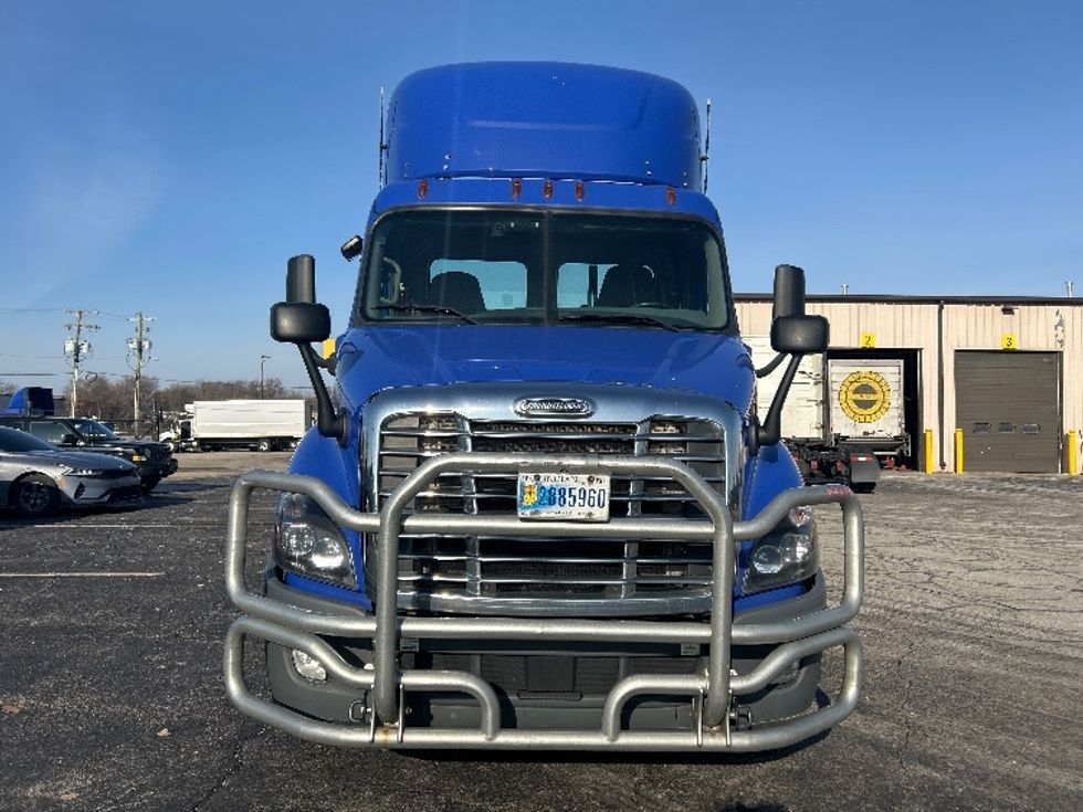 Day Cab Tractor-Heavy Duty Tractors-Freightliner-2020-Cascadia 11364ST-Elkhart-IN-532,372\n\t\tmiles-$ 32,250 - Image 2