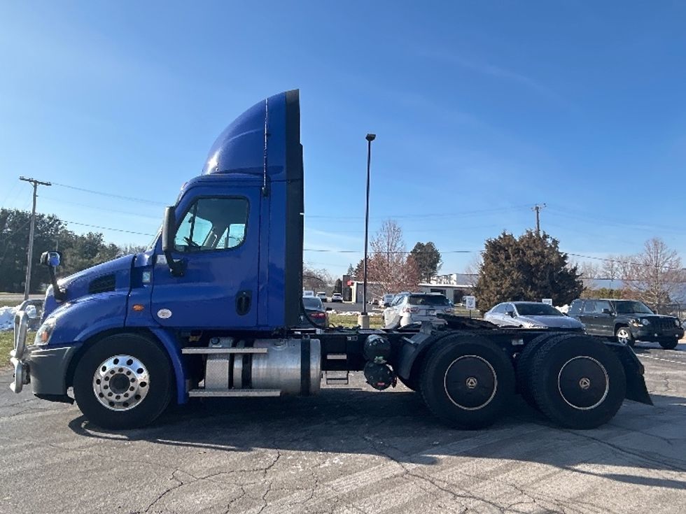 Day Cab Tractor-Heavy Duty Tractors-Freightliner-2020-Cascadia 11364ST-Elkhart-IN-532,372\n\t\tmiles-$ 32,250 - Image 4