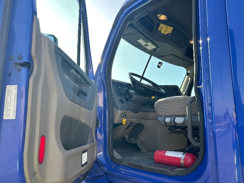 Day Cab Tractor-Heavy Duty Tractors-Freightliner-2020-Cascadia 11364ST-Elkhart-IN-532,372\n\t\tmiles-$ 32,250 - Image 9