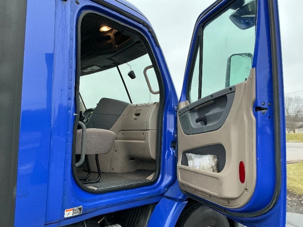 Day Cab Tractor-Heavy Duty Tractors-Freightliner-2020-Cascadia 11364ST-Elkhart-IN-538,302\n\t\tmiles-$ 32,500 - Image 12