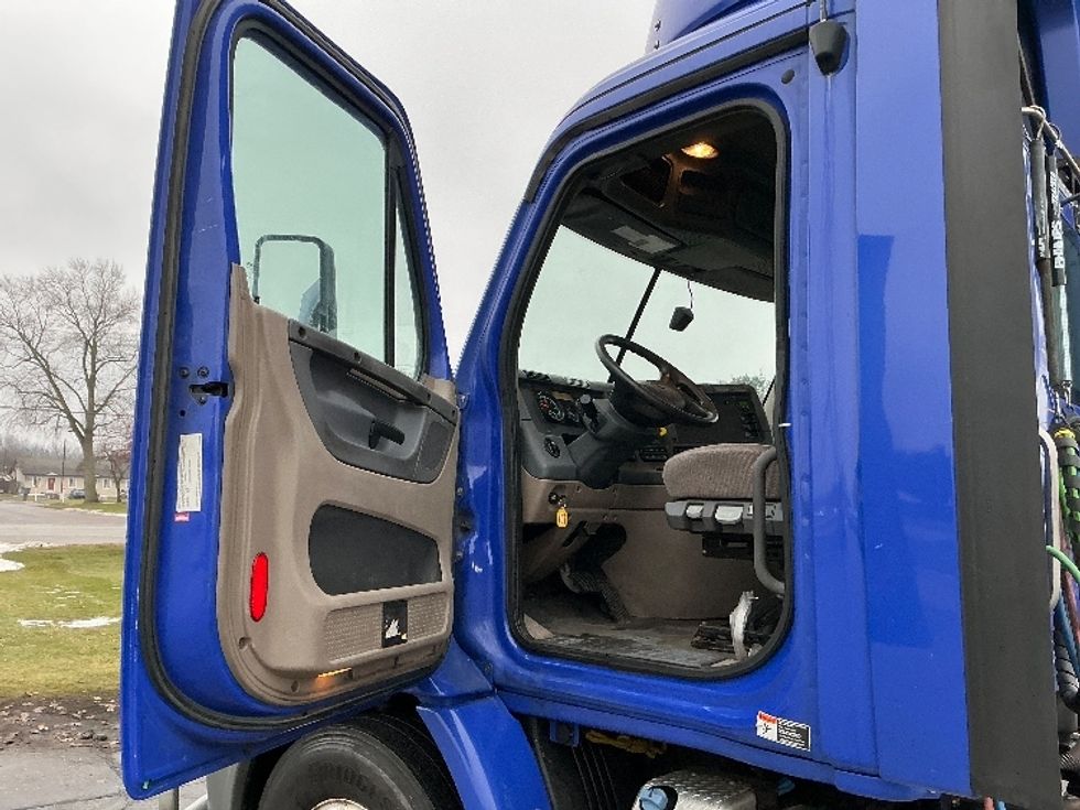 Day Cab Tractor-Heavy Duty Tractors-Freightliner-2020-Cascadia 11364ST-Elkhart-IN-538,302\n\t\tmiles-$ 32,500 - Image 9